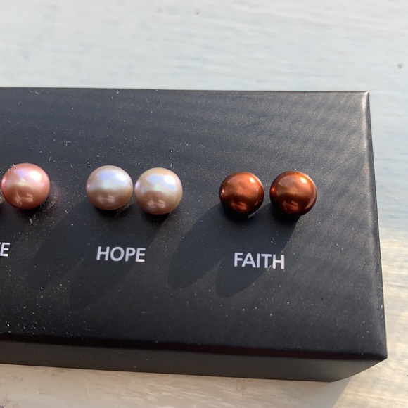 Avon Freshwater Pearl Stud Earring Set - Picture 6 of 6